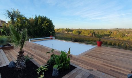 Rénovation extérieure avec création d'une terrasse exotique autour d'une piscine à Bordeaux