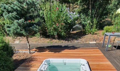 Terrasse en bois exotique autour d'un SPA à Langon