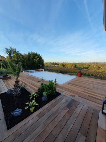 Rénovation extérieure avec création d'une terrasse exotique autour d'une piscine à Bordeaux