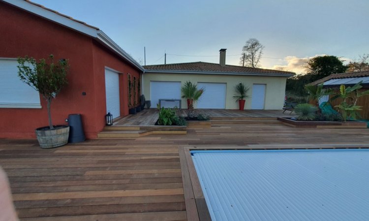 Rénovation extérieure avec création d'une terrasse exotique autour d'une piscine à Bordeaux