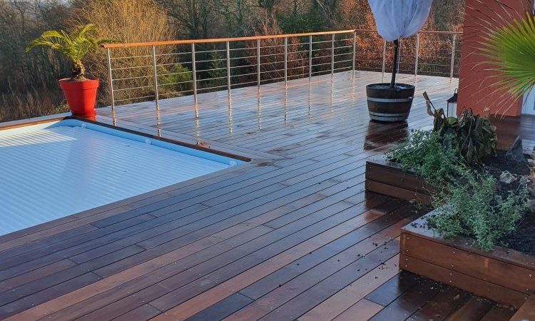 Rénovation extérieure avec création d'une terrasse exotique autour d'une piscine à Bordeaux